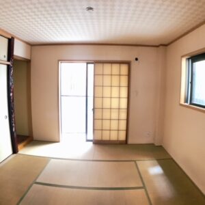 ●1階の一番奥には8帖の和室があり押し入れや床の間も御座います