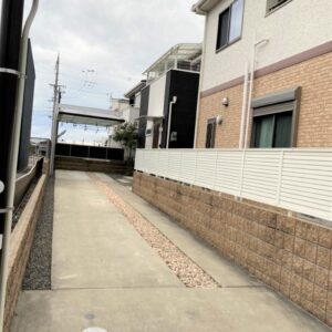 ◆縦に長い車庫なので狭く見えますが3mあるので車を駐車しても楽々通れます。4台駐車も可能です。