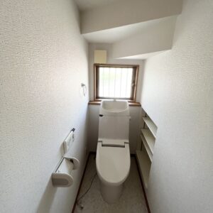 ・階段下有効活用のトイレ