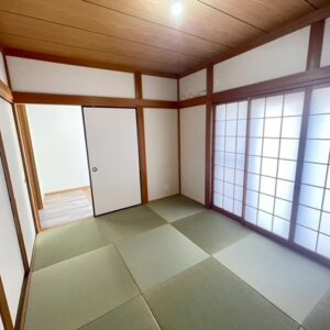 障子から光が差し込む明るい和室