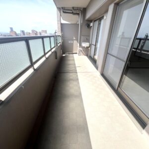 広くて明るいバルコニーでお洗濯物も良く乾く