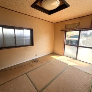 2カ所の窓から日が差して明るい