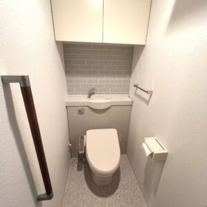 便器後方の手洗いと収納でスッキリまとまったトイレ
