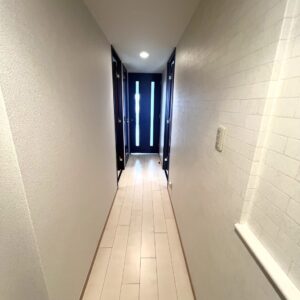 暗くなりがちなマンションの廊下も白い床で明るさを演出