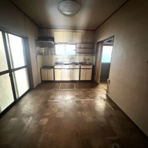 キッチンから見渡せるダイニング