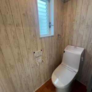 トイレの壁紙も手を抜かずお洒落に