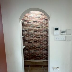 キッチン横のパントリーにストック品を隠せます