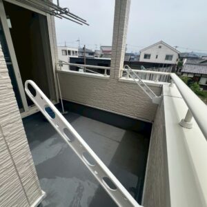 広いバルコニーで洗濯物もたくさん干せます