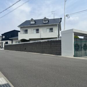 道路からの外観。重圧感のある門で防犯対策もバッチリ