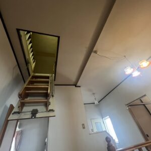 屋根裏収納に上がる梯