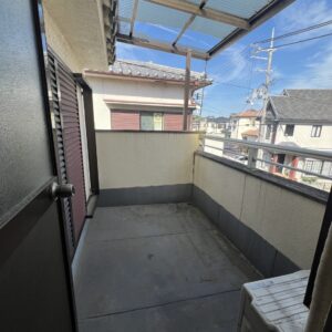 テラス屋根が付いているので雨の日もお洗濯物をほしても安心。