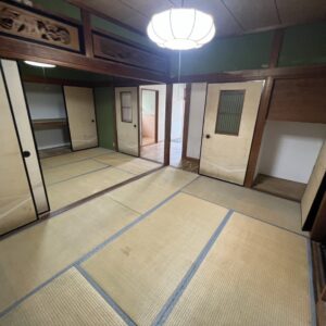 風情のある欄間。襖を開けると12帖の広々した和室
