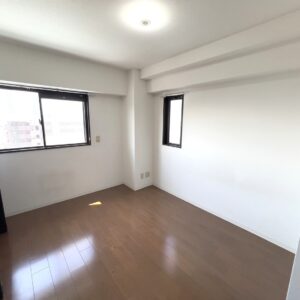 ★玄関横5.8帖の洋室です。2つの窓は嬉しいですね