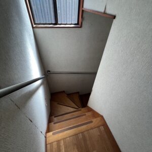 暗くなりがちな階段にも窓が設置されています。