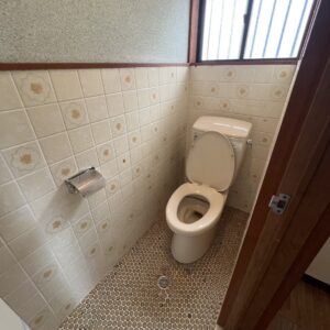お掃除しやすいタイル調のトイレ