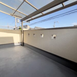 テラス屋根が付いているので雨の日もお洗濯物をほしても安心。