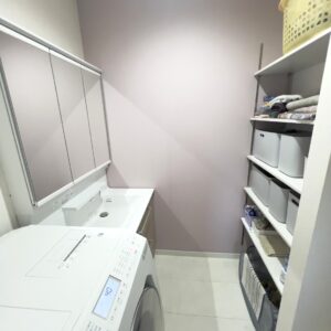 ●洗面の背面にある可動式の棚が生活の上でお客様に感動をお届けします。（えっ。。。こんなに便利なのと）