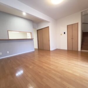 便利なカウンターキッチン・明るいリビング階段