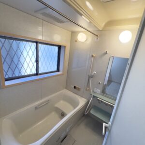 窓のある明るい浴室