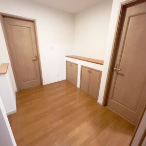 2階のホールにも収納とカウンターが有ります