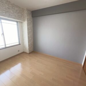 ●優しい日差しが差込む4.5帖の洋室には素敵なレンガ調のクロスで仕上げています♪