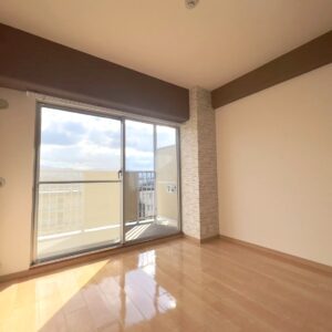 ●リビングのバルコニー側になります。こちらにもさり気ないレンガ調をグラデーションの配色で採用