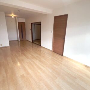 ●バルコニー側から見たLDK全体です。フロアー色が優しく感じますね♪