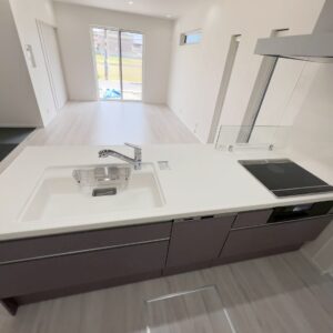 ⑦幅や奥行のあるオープンキッチン♪コンロはIHで清潔に保てます