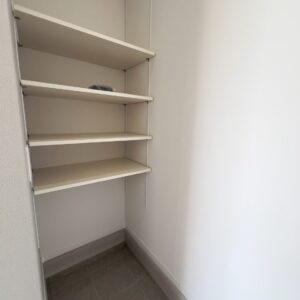 ②玄関奥の隠れた収納スペース