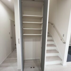 ⑨キッチン横の収納です