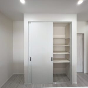 ⑧キッチン背面の収納（全て隠せます）