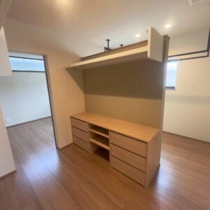 ﾗﾝﾄﾞﾘｰｽﾍﾟｰｽには部屋干し用のパイプも設置しています