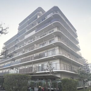 閑静な住宅街に建つ全185戸のマンションです。