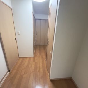 納戸にもクローゼットがあるのでスッキリ片付けられます。