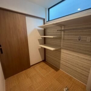 脱衣室の可動棚にもたくさん収納できます