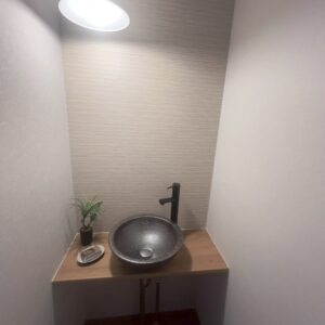 トイレ横にお洒落な手洗い器