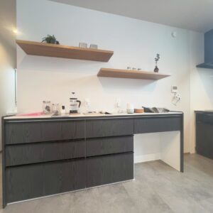 キッチンのカップボードは収納力抜群