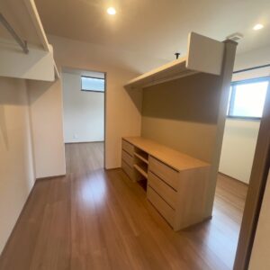 主寝室からＷＩＣをはさみ洋室へ直結しているのでとても便利