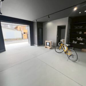 車は1台だけじゃなくバイクや椅子も置いて自分空間に