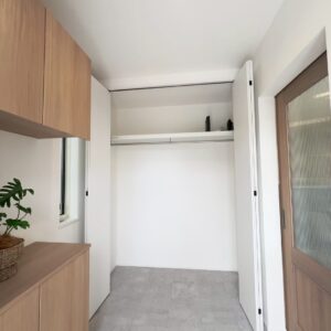 玄関はシューズBOXと別に大きなクロークもあります