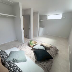 寝室はグレーのクロスでシンプルに。室内ドアには猫用の扉もありますよ♪