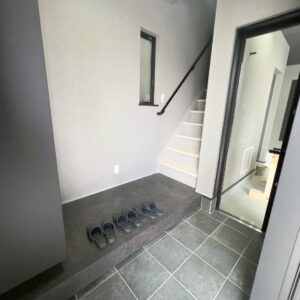 玄関からは2階にもガレージにも２WAY