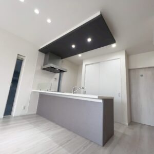 ⑥オープンキッチンの上には存在感ある下がり天井に(^^♪