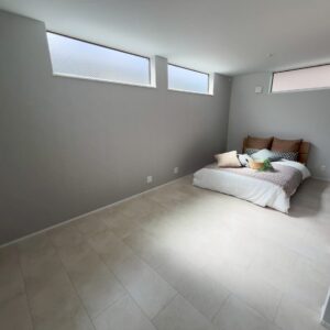 2階寝室です将来は区切れるタイプに。今は6帖×2を繋げて広く活用