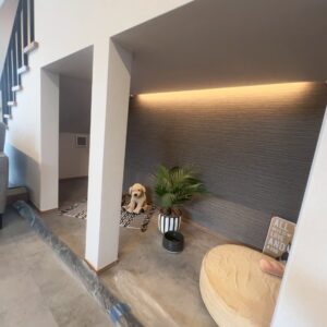 階段下は愛犬のお部屋♪換気扇や照明も付いてて家族と一緒の空間に