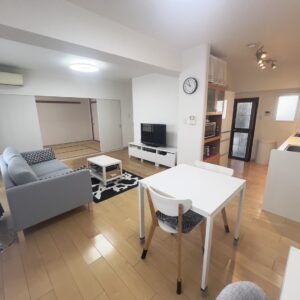 ●ダイニング側から見たLDK全体です♪リビング奥には6帖の和室もあり、繋げると22帖超の大空間になります♪