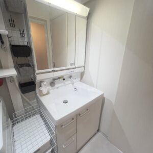 ●洗面化粧台です。大切に綺麗に利用されています。