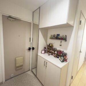 ●コの字型シューズBOXには大きな鏡を設置♪足元にはモザイクタイルを敷いた、お洒落で素敵な玄関です♪
