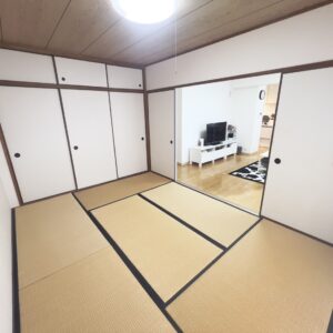 ●和室全体を撮影したお写真です♪2枚両開きの襖の先にはリビングが隣接しており、開放感のある続き間として利用可能です♪