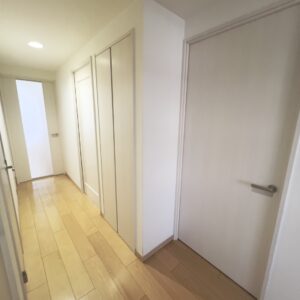 ●室内建具も総入れ替え済み♪廊下には約2.8帖の広々ウォークインクロークを設けています♪
